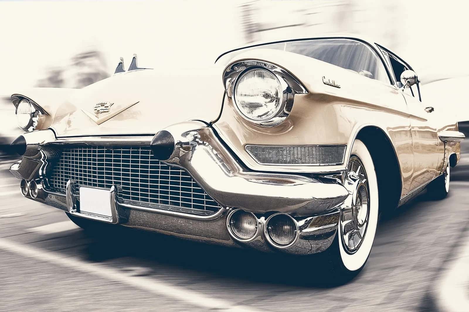 Chromfront eines weißen Oldtimers mit Weißwandreifen