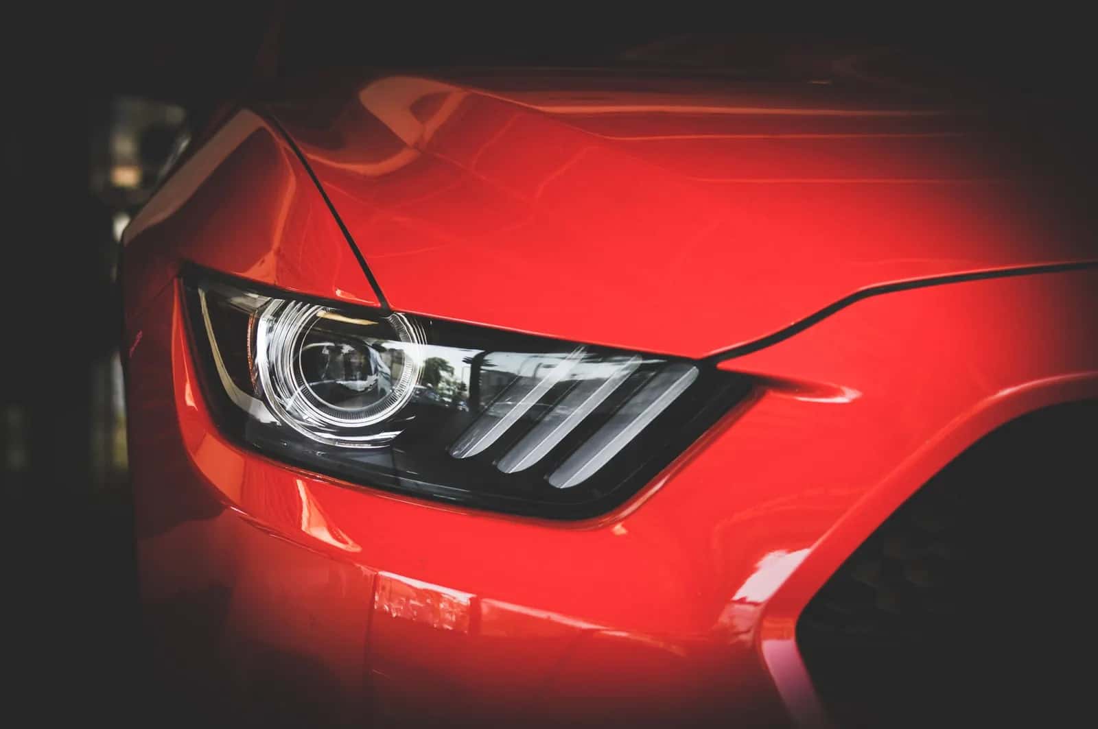 Scheinwerfer und Motorhaube eines roten Sportwagens